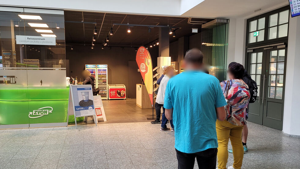 Käufer des 9-Euro-Tickets im Bahnhof Bautzen