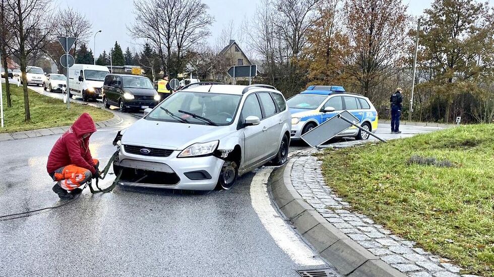 Mit diesem Ford ist eine 31-Jährige über einen Kreisverkehr gefahren.