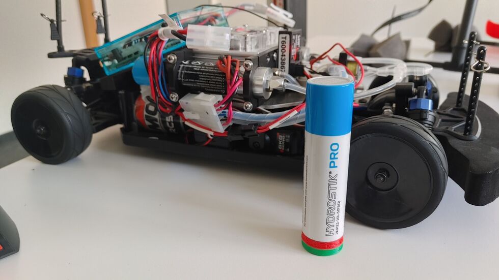 Der Treibstoff der Zukunft? Das Foto zeigt ein Wasserstoff-Modell-Auto mit einer 1-Gramm-Patrone.
