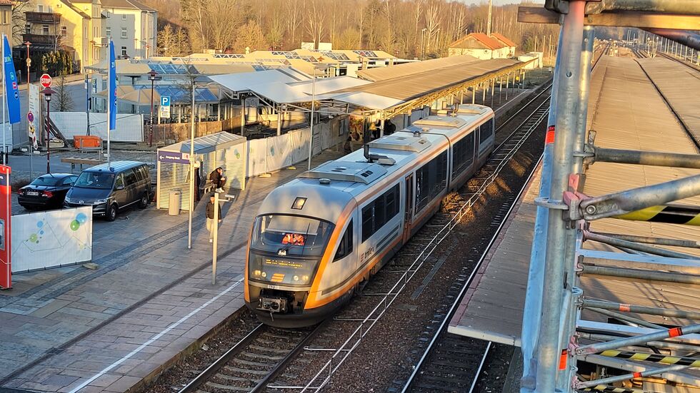 Ein Trilex-Express im Bahnhof Bischofswerda. Zwischen Bischofswerda und Arnsdorf verläuft noch immer die Tarifgrenze der beiden alten Verkehrsverbünde.