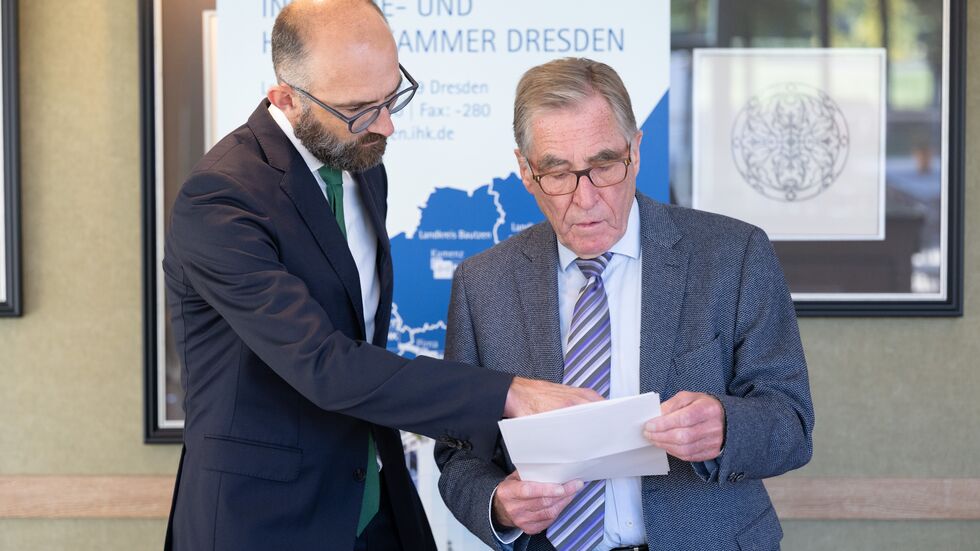 IHK-Geschäftsführer Lukas Rohleder und Präsident Andreas Sperl (re.) beobachten die Entwicklung des Wirtschaftsstandortes kritisch