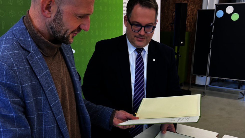 Landrat Stephan Meyer (li.) und Rektor Alexander Kratzsch unterzeichnen den Vertrag.