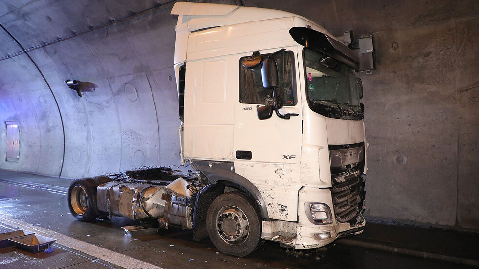 An der Einfahrt des Coschützer Tunnels schleuderte ein rumänischer Sattelzug gegen die Tunnelwand