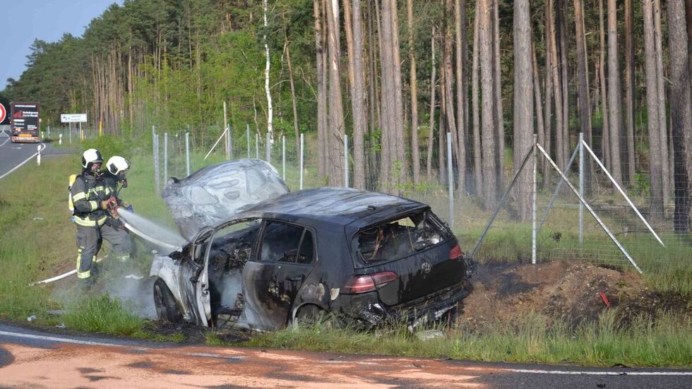 Nach einem Zusammenstoß fing der VW Feuer.