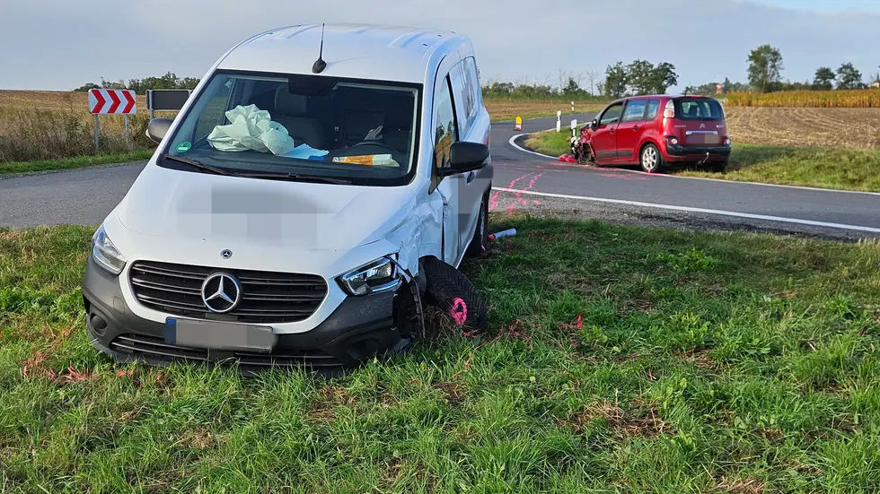 Der Citroen und der Mercedes sind frontal zusammengecrasht.