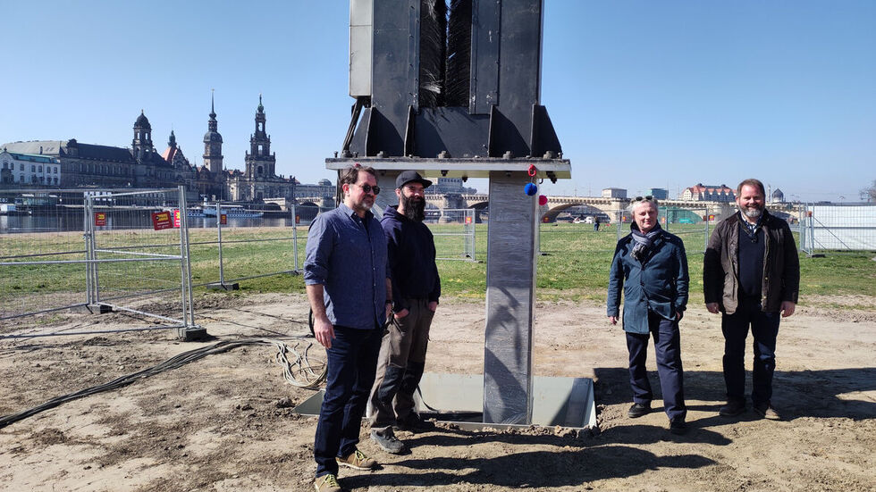 Die Veranstalter und Bauleiter beim Fundament-Richtfest. 