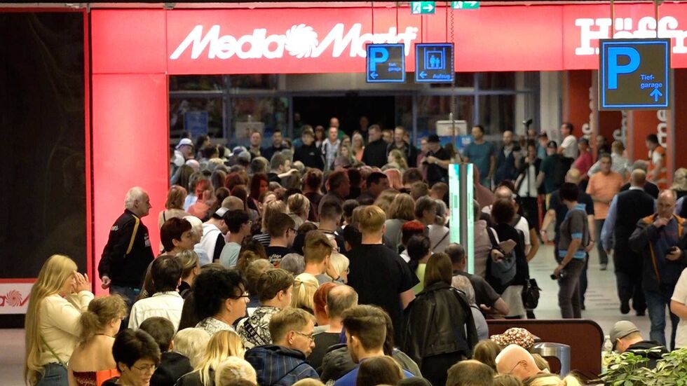 Viele kamen beriets deutlich früher als vor dem Autogrammstart 22 Uhr.