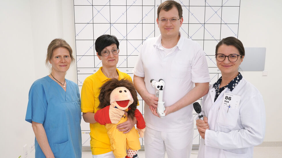 Dr. med. Annika Ander (Leitende Oberärztin der Klinik für Kinder- und Jugendmedizin, Neonatologie), Andrea Herrmann (Kinderkrankenschwester der Klinik für Kinder- und Jugendmedizin), Dr. med. Stefan Mielke (Oberarzt der Klinik für Augenheilkunde) und Adriana Vantu (Fachärztin der Klinik für Augenheilkunde, v.l.)