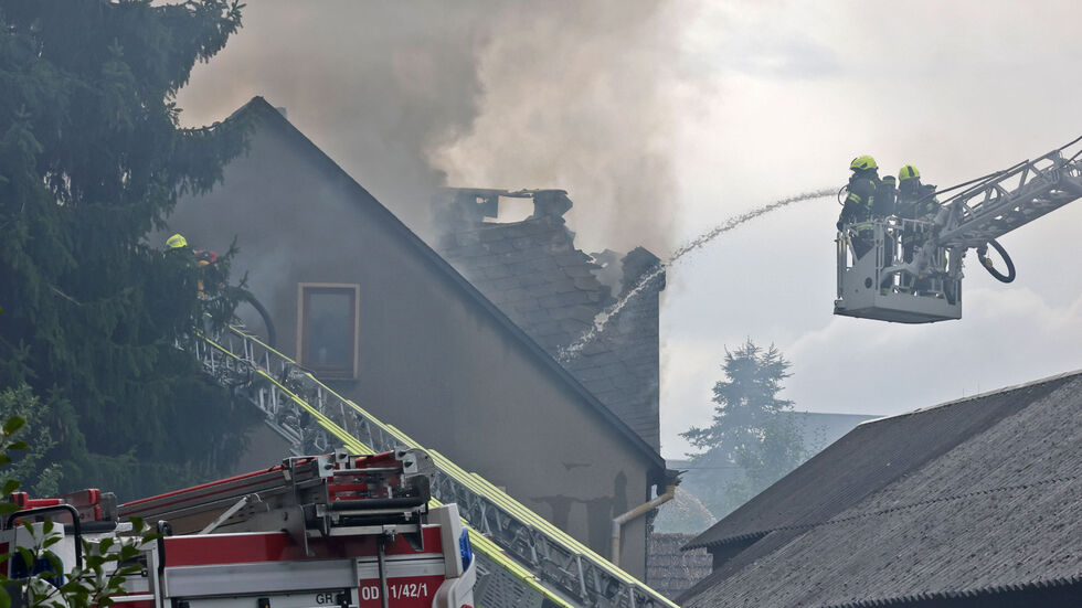 Gegen halb elf am Mittwochvormittag brach das Feuer im Dachgeschoss aus. Die Löscharbeiten wurden mehrfach durch Wasserknappheit behindert.