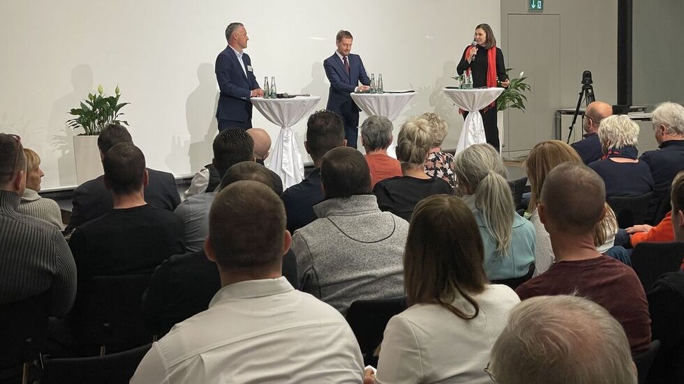 Vor rund 200 Menschen sprach Ministerpräsident Michael Kretschmer (v.m.) am Montagabend im Zwickauer Rathaus.