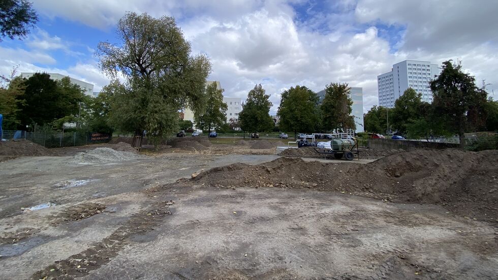 Die Baugrube für den neuen Spiel-Fitness-Park an der Samuel-Lampel-Straße in Leipzig-Mockau.