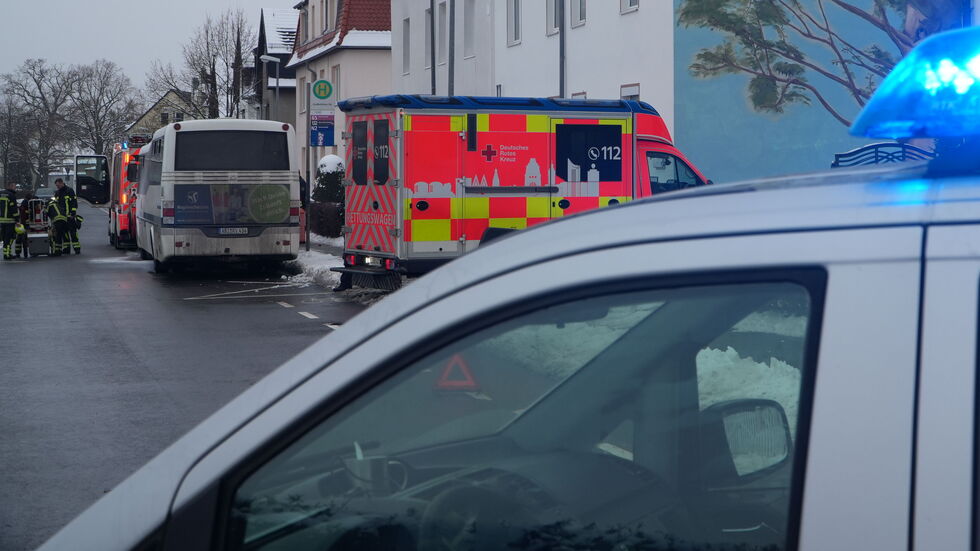 Rettungskräfte an dem Bus, der gequalmt hat.