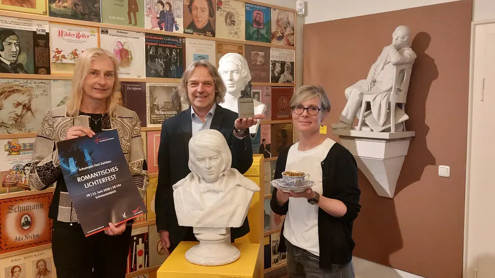 Kulturamtsleiterin Bianca Dommes, Schumann-Haus-Direktor Thomas Synofzik und Grit Weise vom Kulturamt (v.l.n.r.)