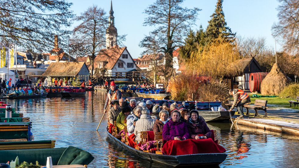 Vom Hafen von Lübbenau fährt ein Kahn mit Besuchern zum Weihnachtsmarkt in das Spreewalddorf Lehde. In Lübbenau und im Ortsteil Lehde finden an diesem und am nächsten Wochenende Weihnachtsmärkte statt, zwischen denen Besucher mit Kähnen auf den Spreewaldfließen fahren oder auf Wanderwegen laufen können. 