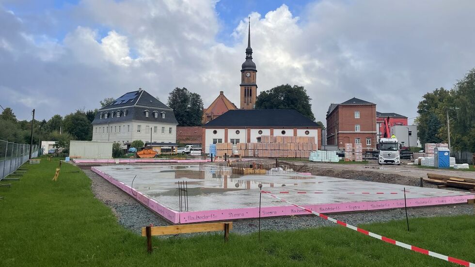 Bodenplatten fertig, Ziegel geliefert, ab Mittwoch sollen die ersten Wände gemauert werden.