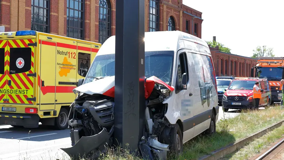 Vor dem Industriemuseum ist ein Transporterfahrer gegen einen Straßenbahnmast gekracht. Der 49-Jährige hatte schon am Freitag Nachmittag in der Hitze nach einer Wasserflasche gegriffen und dabei das Lenkrad verrissen. Mehrere Bahnen fielen aus.