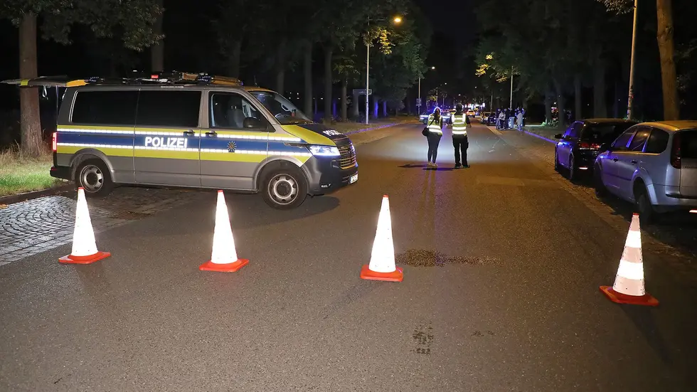 Der Jugendliche überquerte am Freitag Abend die Straße und schaute dabei auf sein Handy, so die Polizei