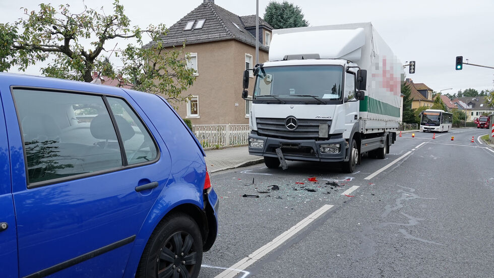 Der LKW schob zwei Autos aufeinander.