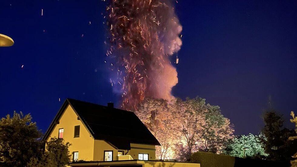 Die Flammen kamen den anderen Wohnhäusern gefährlich nahe.