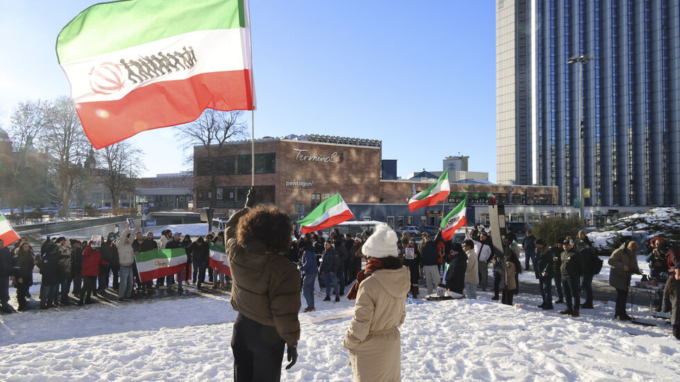 Rund 100 Menschen beteiligten sich laut Polizei an der Demo vor dem Marx-Kopf.