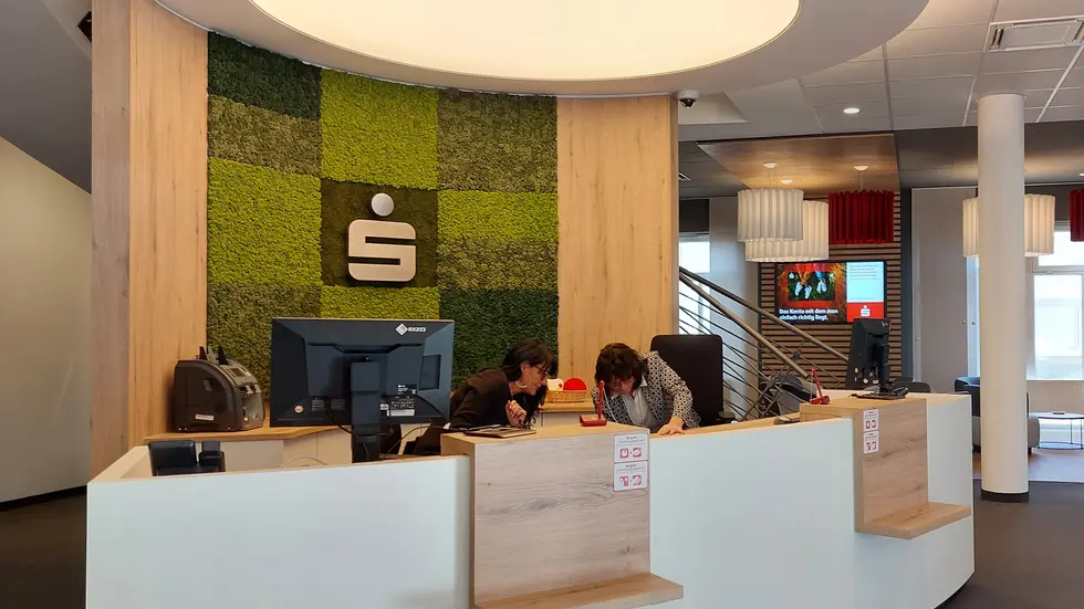 Der Kundenschalter der Sparkasse in Kirchberg. (Symbolbild)