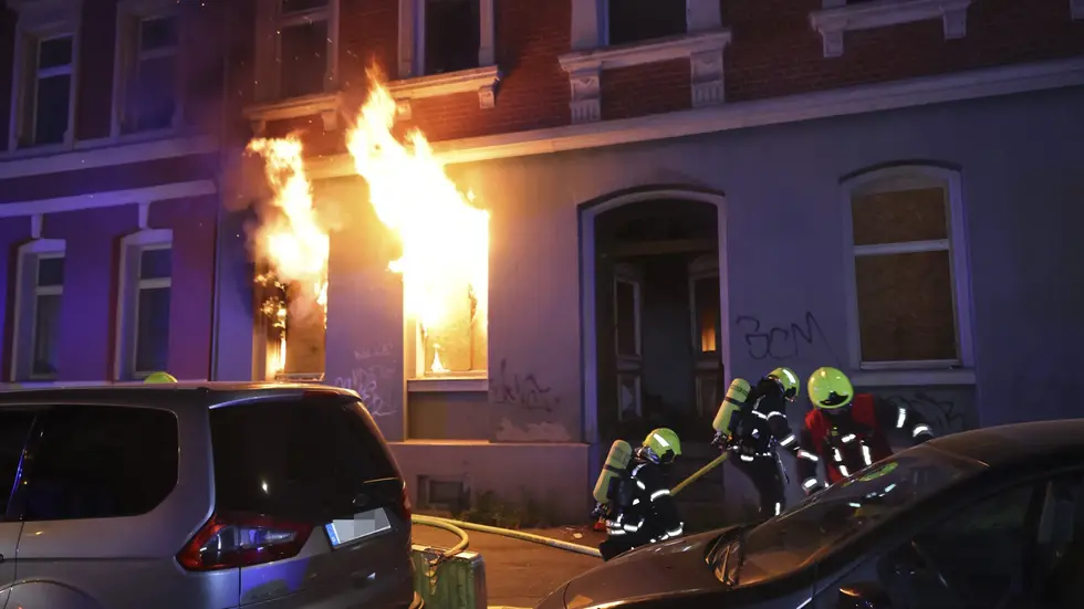 Feuerwehr und Rettungsdienst wurden gegen 23.30 Uhr auf die Sonnenstraße gerufen. Feuerwehr und Rettungsdienst wurden gegen 23.30 Uhr auf die Sonnenstraße gerufen.