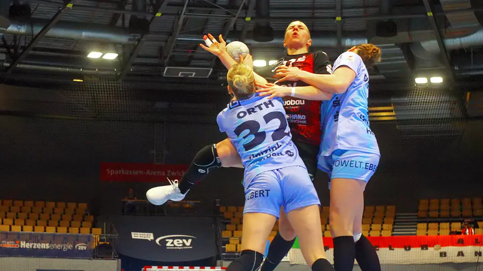 Kein Durchkommen für Zwickaus Laura Penzes (Mitte): Die Gäste aus Bensheim/Auerbach haben nicht nur ihre Chancen genutzt, sondern auch solide Abwehrarbeit geleistet.