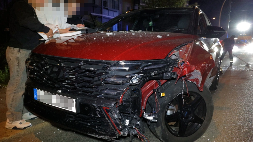 Aus bislang ungeklärter Ursache kam der SUV von der Fahrbahn ab und krachte in die Haltestelle