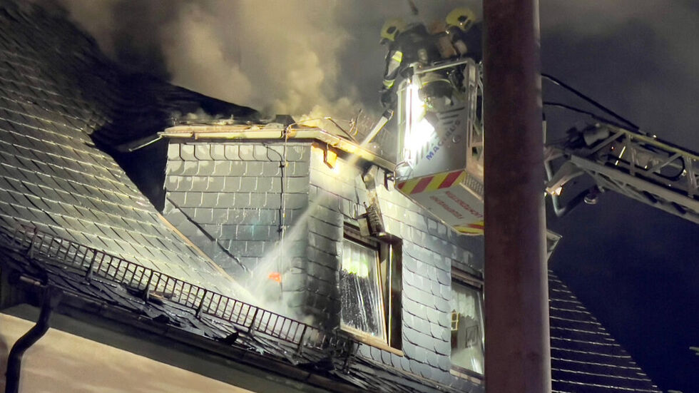 Die Löscharbeiten dauern, weil die Dachhaut komplett entfernt werden muss, so unser Reporter vor Ort. 