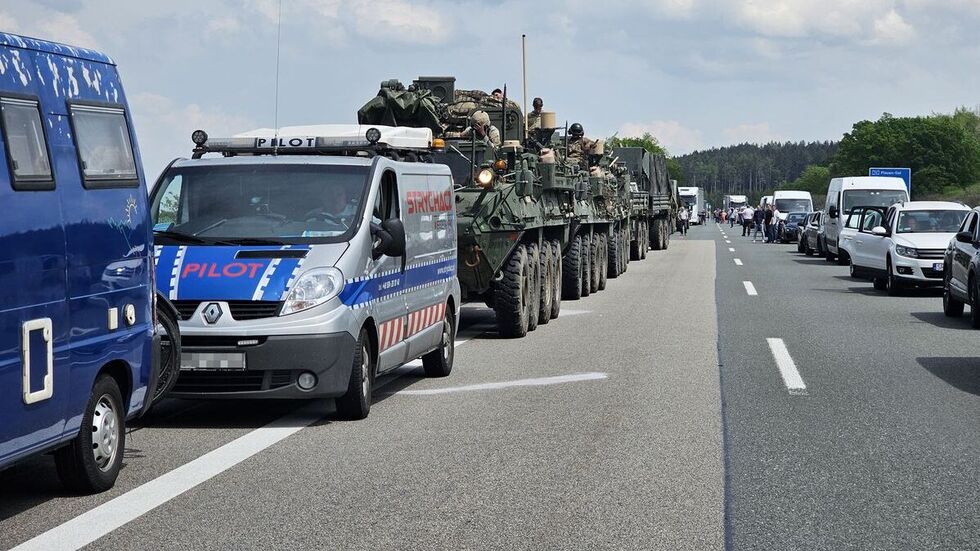 Angehörige eines US-Militärkonvois leisteten Erste Hilfe.