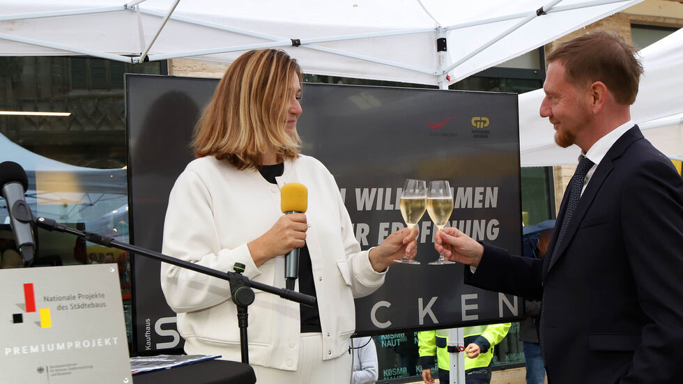 Oberbürgermeisterin Constance Arndt und Ministerpräsident Michael Kretschmer stoßen auf die Fertigstellung an. 