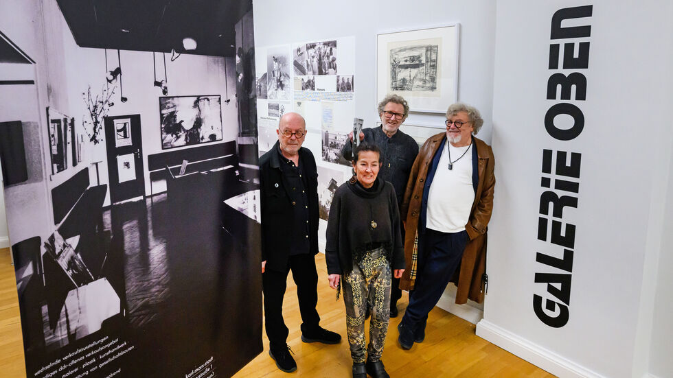 Die einstigen Mitglieder der Künstlergruppe „Clara Mosch“, Thomas Ranft (v.l.), Dagmar Ranft-Schinke, Michael Morgner und Gregor-Torsten Kozik, stehen während einer Vorbesichtigung in den Kunstsammlungen Chemnitz in der neuen Sonderausstellung. Unter dem Titel „Galerie Oben und Clara Mosch“ erinnert die Präsentation, wie sich in den 1970er Jahren im damaligen Karl-Marx-Stadt eine alternative Kunstszene in der DDR entfaltete.