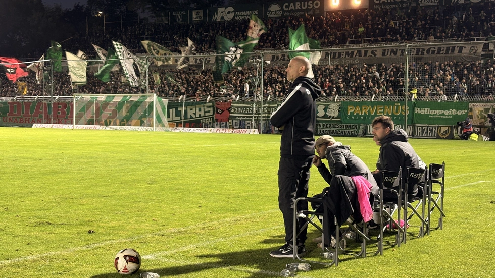 Cheftrainer Alexander Schmidt war am Spielfeldrand nicht zufrieden mit der Leistung. Cheftrainer Alexander Schmidt war am Spielfeldrand nicht zufrieden mit der Leistung.