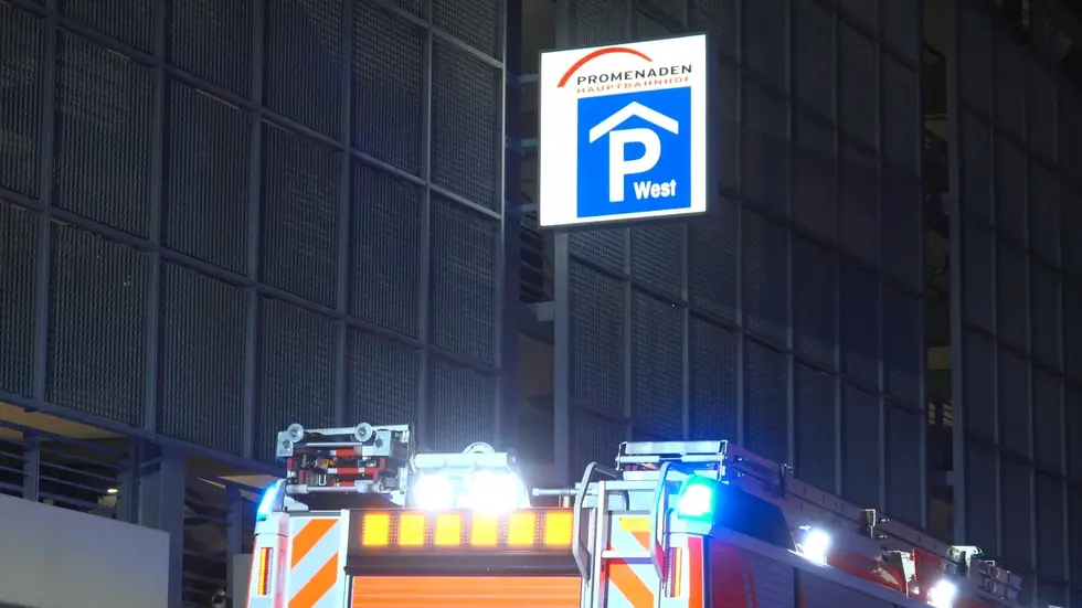 Das Feuer brach im Parkhaus West der Promenaden aus. Das Feuer brach im Parkhaus West der Promenaden aus.