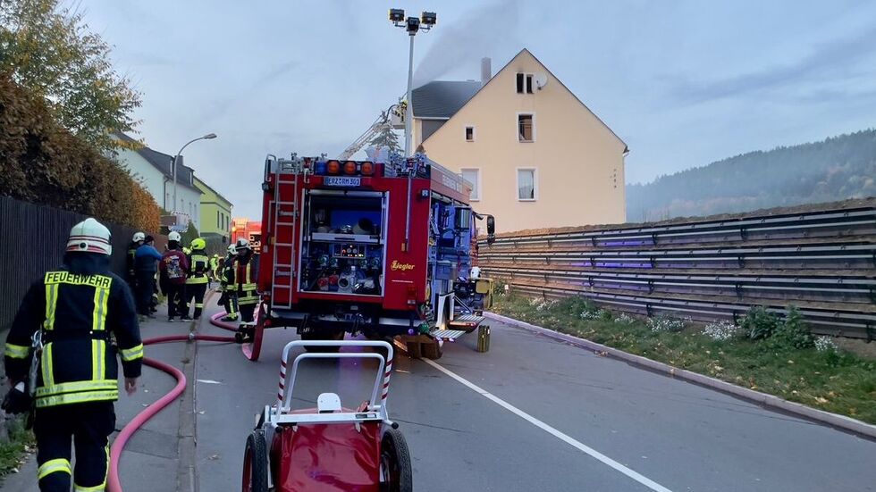 Die Feuerwehr am Einsatzort .