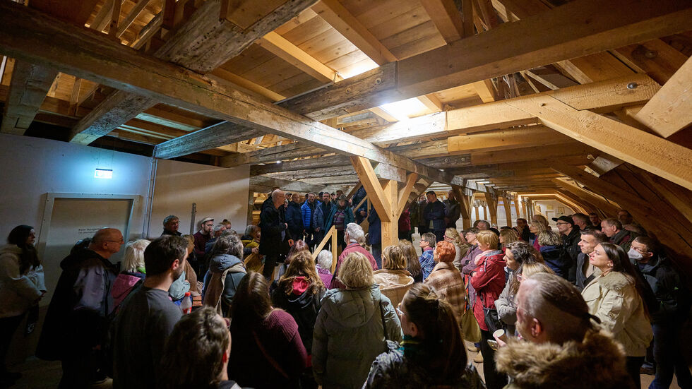 Besucher im Dachstuhl des Kornhauses Besucher im Dachstuhl des Kornhauses