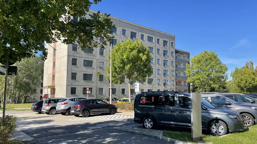 Makarenkostraße 4 - in der Nummer 2 befindet sich das Landesamt für Schule und Bildung; die Mitarbeiter sind sicher auch gespannt, wie es weitergeht.