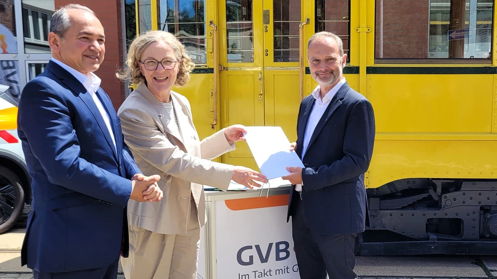 Förderscheck für Machbarkeitsstudie. Verkehrsministerin Regina Kraushaar übergibt den Bescheid an den Chef der Görlitzer Verkehrsbetriebe, André Wendler. Links im Bild: Oberbürgermeister Octavian Ursu. Förderscheck für Machbarkeitsstudie. Verkehrsministerin Regina Kraushaar übergibt den Bescheid an den Chef der Görlitzer Verkehrsbetriebe, André Wendler. Links im Bild: Oberbürgermeister Octavian Ursu.