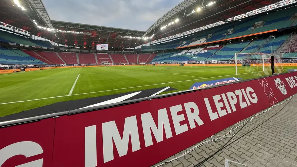 Hier im Stadion von RB Leipzig sollen bis 2030 mindestens drei Länderspiele ausgetragen werden - das ist Teil der Vereinbarung mit RB dafür, dass der Konzern Jürgen Klopp gehen lässt.