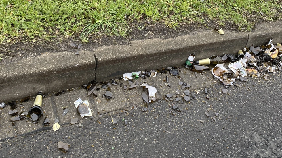 Scherben zeugen vom Unglück. Scherben zeugen vom Unglück.