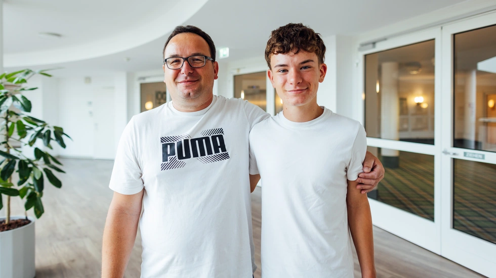 Papa Tino mit Sohn Linus glücklich nach ihrer OP.