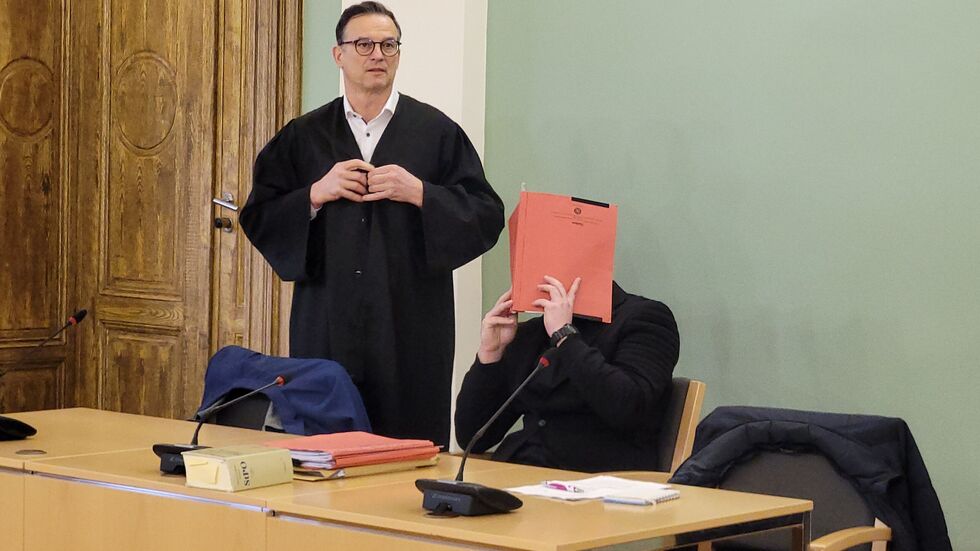 Der Angeklagte mit seinem Anwalt