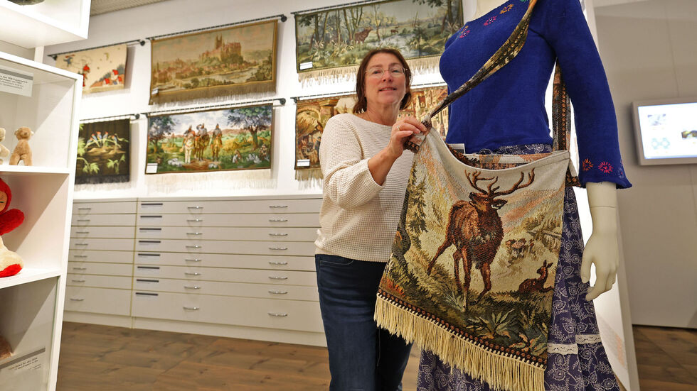Museumsleiterin Marina Palm mit einen Hirschbeutel  Museumsleiterin Marina Palm mit einen Hirschbeutel