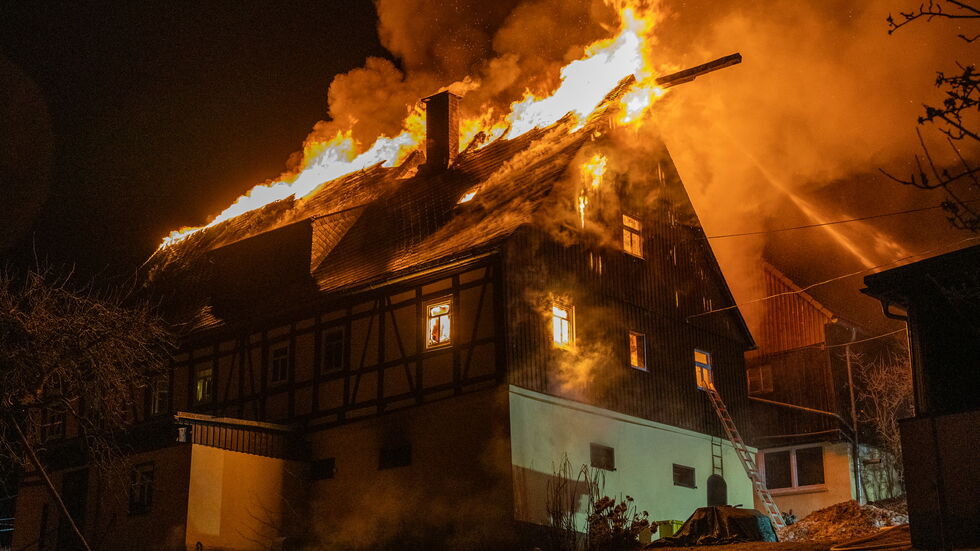 Beim Eintreffen der ersten Feuerwehrleute hatte sich das Feuer bereits massiv ausgebreitet.
