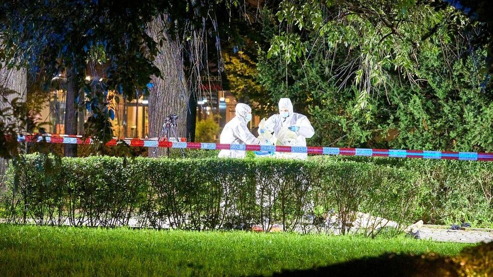 Die Ermittler untersuchen den Ort der Messerattacke.