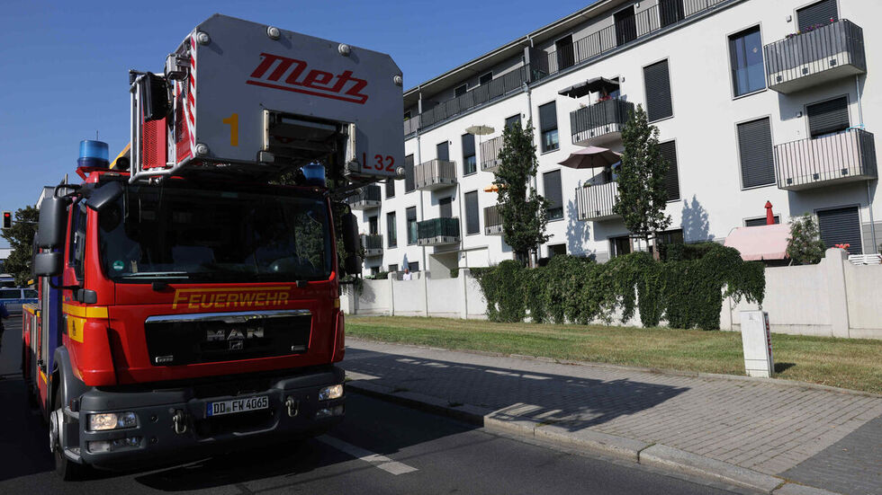 Die Feuerwehr rückte mit mehreren Fahrzeugen zur Rennplatzstraße in Dresden aus