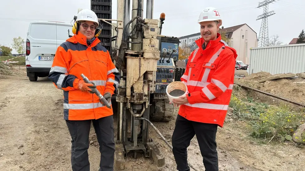 Dr. Christine Laskov, Projektleitung, Fugro GmbH und Florian Schramm, Projektleitung, Züblin Umwelttechnik GmbH mit der Spitze einer Injektionslanze 