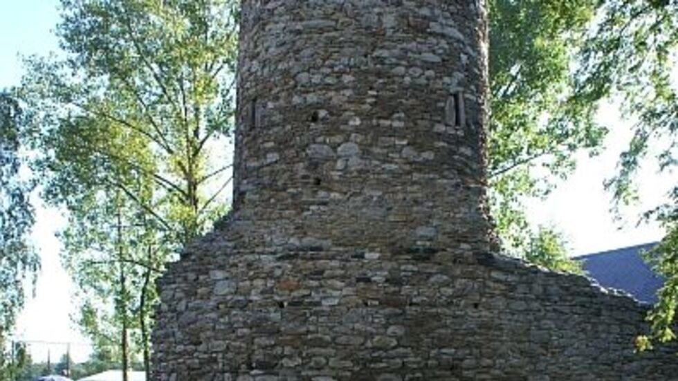 Die Burgruine Ruppendorf ist ein historisches Wahrzeichen des Ortes. Die Ruinenreste gehen auf eine Burganlage zurück, die im 12. Jahrhundert zu Schutz- und Wehrzwecken errichtet worden war.