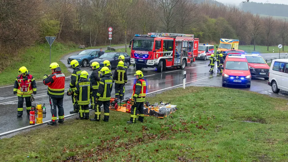 Zahlreiche Einsatzkräfte sicherten vor Ort die Unfallstelle ab. Zahlreiche Einsatzkräfte sicherten vor Ort die Unfallstelle ab.