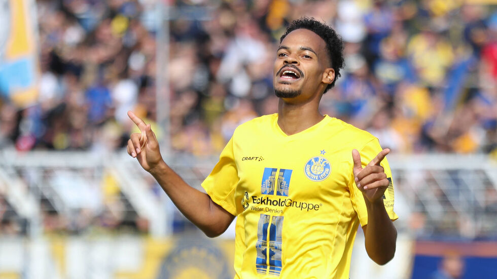 Ayodele Adetula war mit drei Toren der "Man of the match"